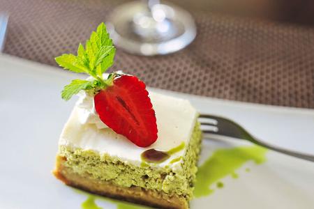 KuchenstŸck, Halbe Erdbeere, Teller, Gabel, Tisch, Dessert