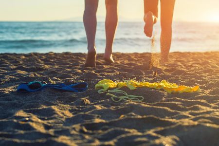 Badesachen liegen am Strand