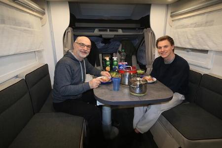 Sitzgruppe, Vater und Sohn, Essen