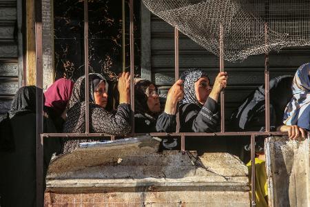 Palästinenser, die aus der Stadt Rafah geflohen sind, drängen sich auf einer Marktstraße in Deir el-Balah im zentralen Gazastreifen.