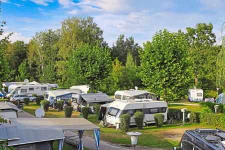 Campingplatz, Parzellen, Caravans, grüne Naturumgebung, Vorzelte
