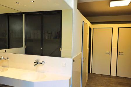 saniertes Badezimmer, modern, Waschbecken, Duschen
