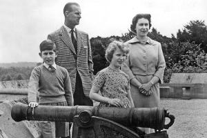 Palast zeigt unbekannte Fotos der königlichen Familie
