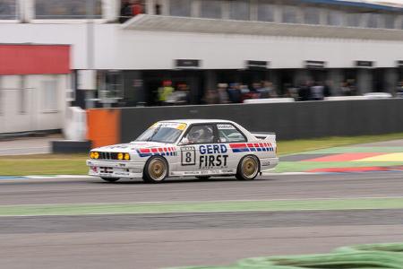 Tourenwagen auf der Rennstrecke