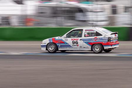 Tourenwagen auf der Rennstrecke