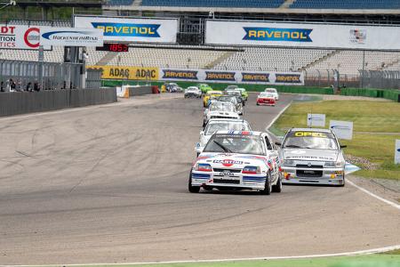 Tourenwagen auf der Rennstrecke