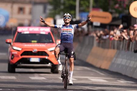 Der Franzose Julian Alaphilippe vom Team Soudal Quickstep darf sich freuen - der Etappensieg bei der UCI WorldTour in Italien gehört ihm.
