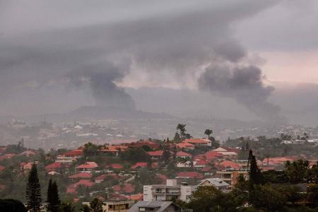 Seit Anfang der Woche setzen Unabhängigkeitsbefürworter in Neukaledonien immer wieder Geschäfte und Autos in Brand.
