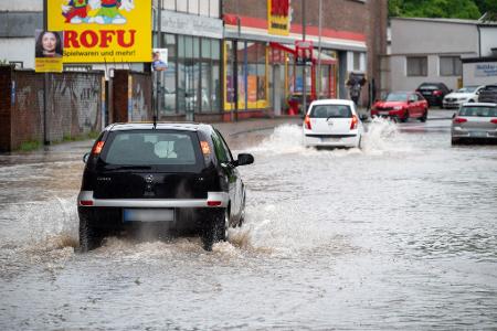 Große Regenmengen haben in manchen Orten Deutschlands zu Überschwemmungen geführt. Wie hier in der Fischbachstraße in Saarbrücken.