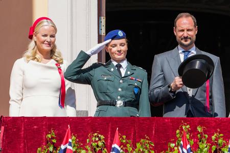 Nationalfeiertag in Norwegen: Kronprinzessin Mette-Marit (l), Kronprinz Haakon (r) und Prinzessin Ingrid Alexandra begrüßen die Menschen vom Schlossbalkon aus. Die 20-jährige Prinzessin tritt dabei erstmals in der Öffentlichkeit in Uniform auf.