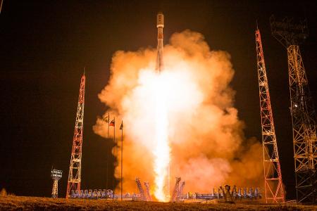 Hautnah beim Start dabei: Eine Sojus-2.1b-Rakete mit Raumfahrzeugen des russischen Verteidigungsministeriums hebt im Norden Russlands ab.