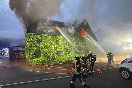 Nein, hier werden leider nicht bloß die Pflanzen an der Hauswand bewässert. Am frühen Morgen mussten Einsatzkräfte in Wenden im Sauerland einen Brand löschen.