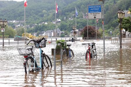 Die Promenade in Cochem in Rheinland-Pfalz steht unter Wasser. Heftiger Dauerregen hat Flüsse über die Ufer treten lassen und Überschwemmungen verursacht.