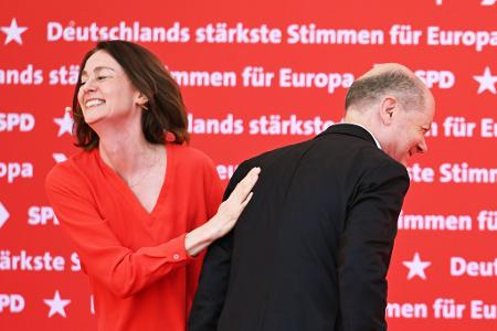 Was gibt es denn da zu lachen? Bundeskanzler Olaf Scholz nimmt zusammen mit SPD-Spitzenkandidatin Katarina Barley an einer Großkundgebung zur Europawahl teil.