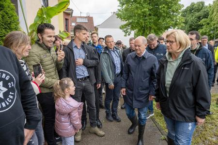 Hoher Besuch im Saarland: Bundeskanzler Olaf Scholz (SPD) und Ministerpräsidentin Anke Rehlinger (SPD) besuchen den vom Hochwasser betroffenen Ort Kleinblittersdorf und reden mit den Anwohnern.