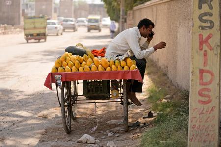 Ein Straßenverkäufer gönnt sich an einem heißen Sommernachmittag eine Auszeit. In weiten Teilen des Nordwestens Indiens herrschen sengende Temperaturen.