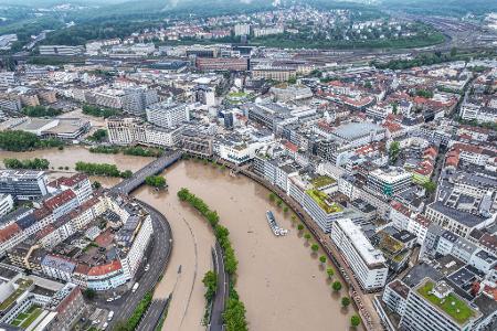 Ein Bundesland im Ausnahmezustand: Heftiger Dauerregen hat im Saarland Überflutungen und Erdrutsche verursacht. Sogar die Stadtautobahn A620 steht unter Wasser.