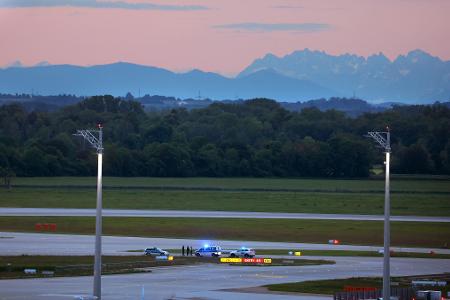 Diesen malerischen Sonnenaufgang vor Bergkulisse dürfen sich einige Menschen heute vielleicht länger als geplant ansehen: Denn Klimaaktivisten haben sich am frühen Morgen auf einer Zufahrt für Start- und Landebahnen am Münchner Flughafen festgeklebt.