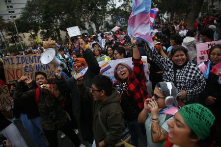 Menschen protestieren in Lima gegen eine Entscheidung des peruanischen Gesundheitsministeriums, Transgender-Personen als psychisch krank einzustufen.