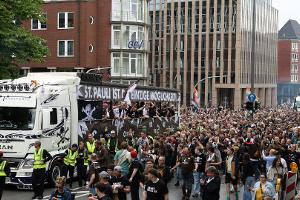 Zehntausende feiern die Aufstiegshelden in St. Pauli und Kiel