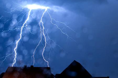 Vier Menschen in Lebensgefahr nach Blitzeinschlag