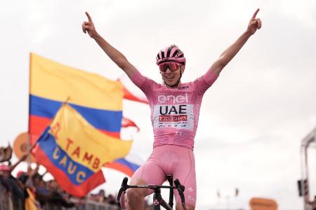 So sehen Sieger aus: Der Slowene Tadej Pogacar hat die 15. Etappe des Giro d`Italia von Manerba del Garda nach Livigno am schnellsten bezwungen.