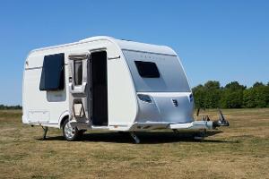 Kleiner Caravan mit Klappbett