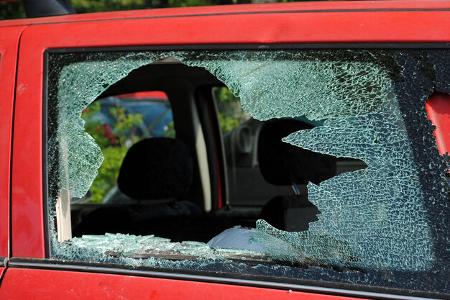 Scheibe eingeschlagen Hitze im Auto Sommerzeit