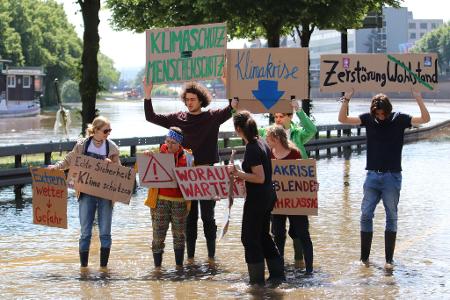 Im Saarbrücken protestieren Klimaaktivisten der Gruppe 