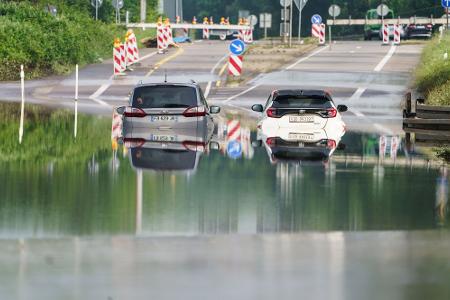 Folgen des Starkregens: Zwei Autos stehen in Saarbrücke im Hochwasser. Insgesamt beruhigte sich die Lage in der Hochwasserregion vorübergehend: Die Pegelstände sinken. Doch neue Unwetter warten schon.
