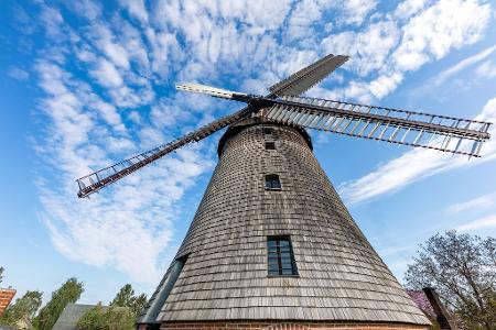 Bestes Wetter zum Start Start des Deutschen Mühlentages: Die Holländerwindmühle in Straupitz wird von der Morgensonne beschienen.