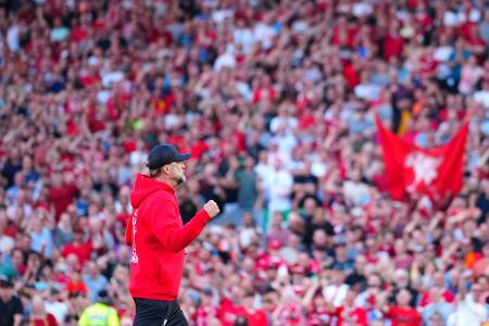 Er wird fehlen: Mit großen Emotionen und einem standesgemäßen Sieg hat sich Jürgen Klopp als Trainer des FC Liverpool verabschiedet. Der 57-Jährige feierte in seinem 491. und letzten Spiel für die Reds ein 2:0 gegen die Wolverhampton Wanderers.