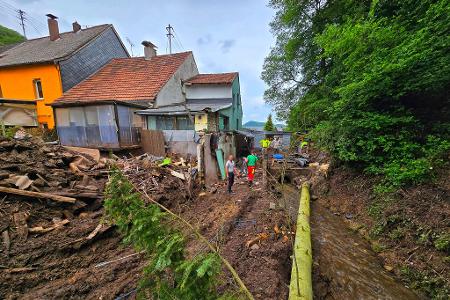 Aufräumarbeiten nach dem Hochwasser in Kirn-Sulzbach. Noch sind die Schäden des enormen Regens und Hochwassers im Saarland und in Rheinland-Pfalz nicht beseitigt.