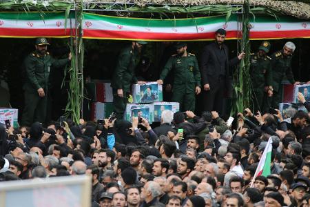 Menschen nehmen an einem Trauerzug für den verstorbenen iranischen Präsidenten Raisi, Irans Außenminister Amirabdollahian und weitere Personen teil, die bei einem Hubschrauberabsturz ums Leben kamen.