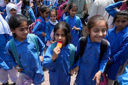 Zeit für ein Eis: In Pakistan haben die Behörden wegen der steigenden Temperaturen verkürzte Schulzeiten angekündigt. Das Land wird derzeit von einer extremen Hitzewelle heimgesucht.