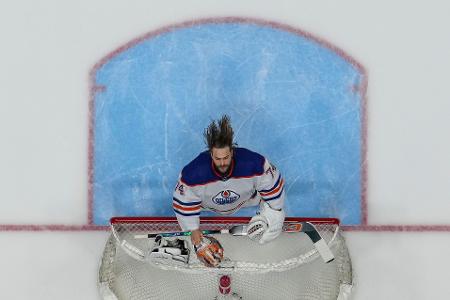 Bereit für die Herausforderung: Stuart Skinner, Eishockey-Torwart der Edmonton Oilers, schüttelt sich vor dem Spiel der Stanley-Cup-Playoffs gegen die Vancouver Canucks das Wasser aus den Haaren. Die Oilers gewannen mit 3:2.