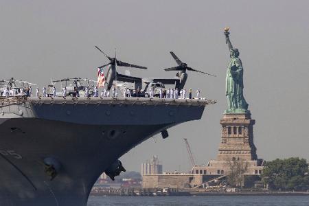 Vorbei an der Freiheitsstatue: US-Matrosen und Marinesoldaten stehen auf dem Deck der USS Bataan während der Flottenwoche in New York.