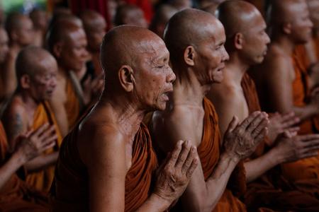 Ritus zum Vesak-Tag in Indonesien: In einem Tempel nehmen buddhistische Mönche an einem Ritual zur Heiligung von Wasser teil.