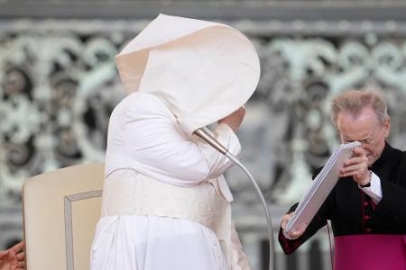 Papst Franziskus kämpft mit dem Wind während seiner wöchentlichen Generalaudienz auf dem Petersplatz im Vatikan.