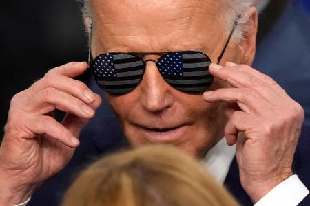 Mit Stil und Patriotismus: US-Präsident Joe Biden setzt eine Sonnenbrille mit Stars and Stripes auf und zeigt sich von seiner lockeren Seite.