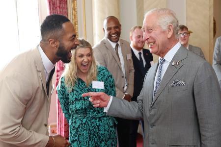 Im Buckingham Palast: Charles zeigt sich gut gelaunt bei neuem Termin