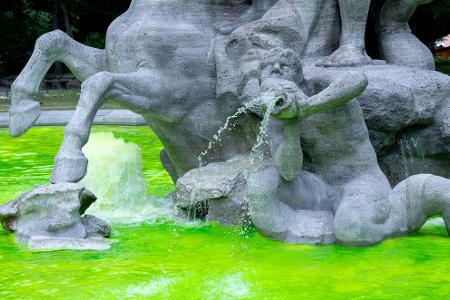 Umweltaktivisten haben bei mehreren Brunnen in München das Wasser grün gefärbt. Mit der Aktion will die Gruppe 