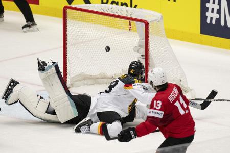 Bei der Eishockey-WM in Ostrava, Tschechien, muss der deutsche Torhüter Harald Grubauer im Viertelfinale einen Treffer des Schweizers Nico Hischier einstecken.