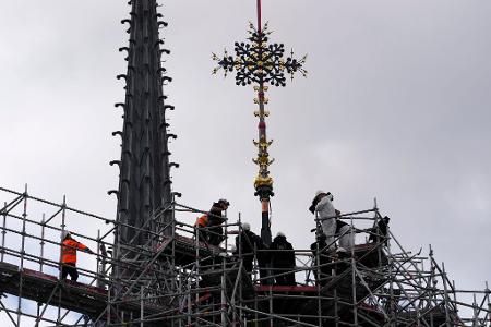 Nur für Schwindelfreie: Arbeiter montieren das Croix du Chevet der Kathedrale Notre Dame de Paris auf seinem angestammten Platz. Das Kreuz ist das einzige Stück des Dachs, das bei dem verheerenden Brand im April 2019 nicht zerstört wurde.