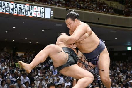 Mit vollem Körpereinsatz: Beim 15-tägigen Sommer-Grand-Sumo-Turnier in Tokio besiegt der mongolische Wrestler Ozeki Hoshoryu den japanischen Athleten Maegashira Midorifuji.