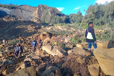 Ein Erdrutsch hat Berichten zufolge Todesopfer in einem abgelegenen Dorf im Norden Papua-Neuguineas gefordert.