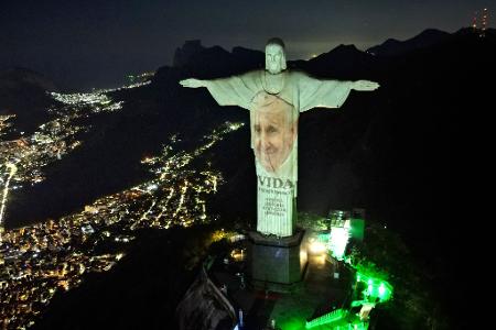 Die Christus-Erlöser-Statue in Rio de Janeiro wird mit einem Bild von Papst Franziskus beleuchtet, zum Start seines Buches 