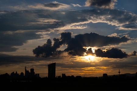 Über der Frankfurter Skyline geht die Sonne unter. Wegen der vielen Wolkenkratzer wird die Stadt am Main mit einem Augenzwinkern auch 
