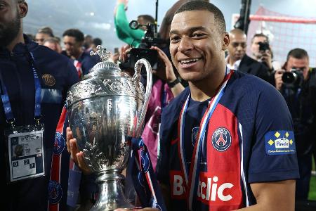 Mbappe stolz auf Abschied mit Pokal Mbappe stolz auf Abschied mit Pokal