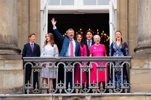 König Frederik und Familie zeigen sich auf Palastbalkon